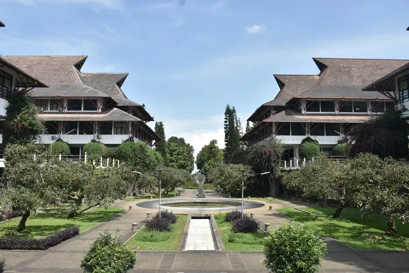 Pemandangan outdoor kampus ITB Bandung
